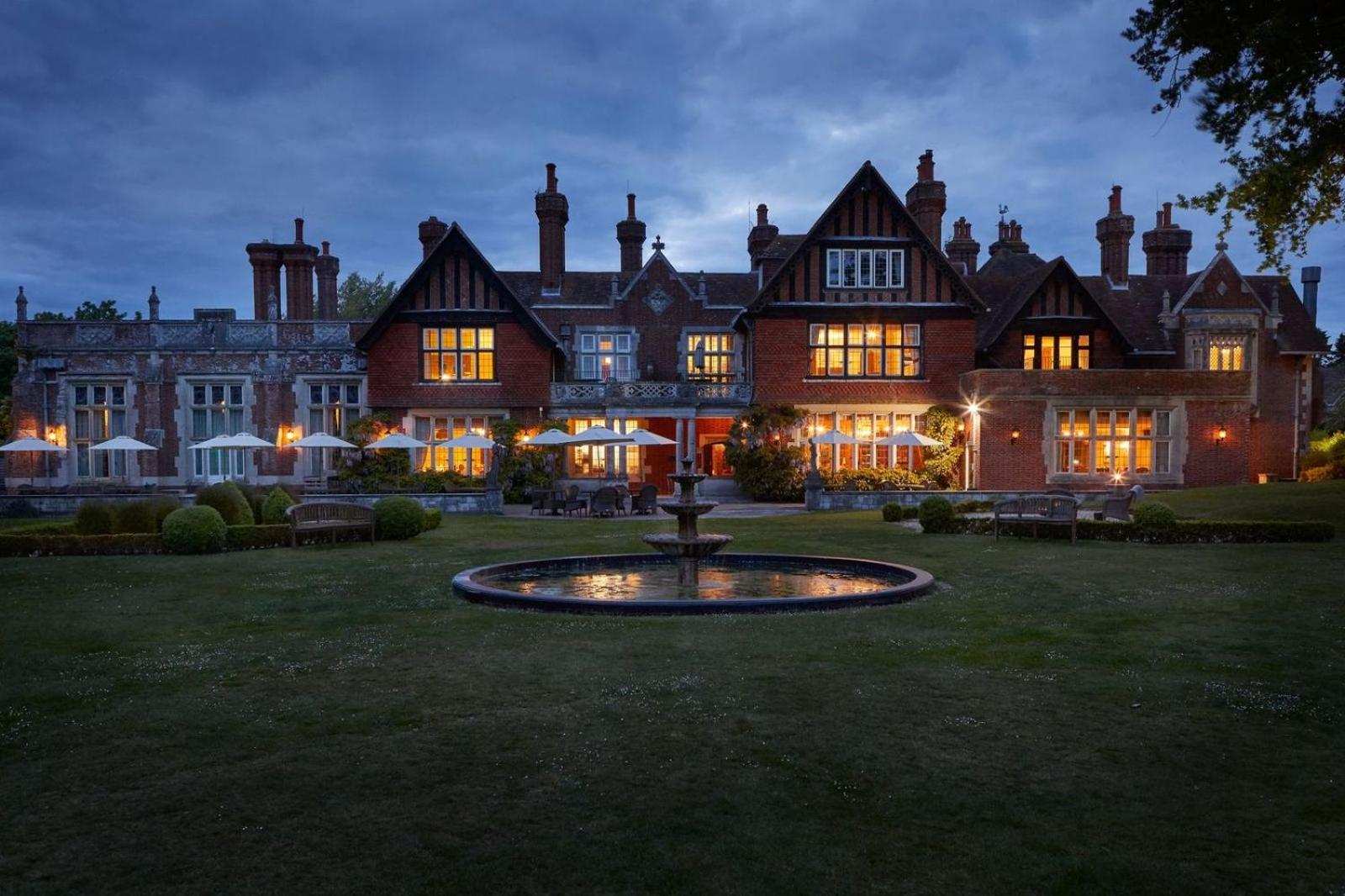 Macdonald Elmers Court Resort 리밍톤 외부 사진